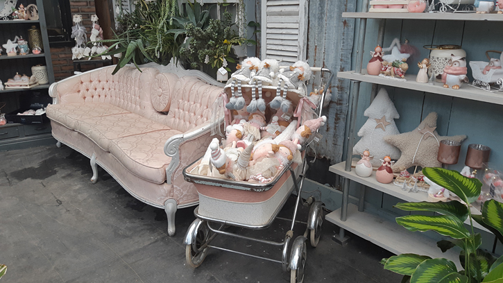 The Watering Can on Highway 8, Niagara. TravelBloggers.ca, Iain Shankland