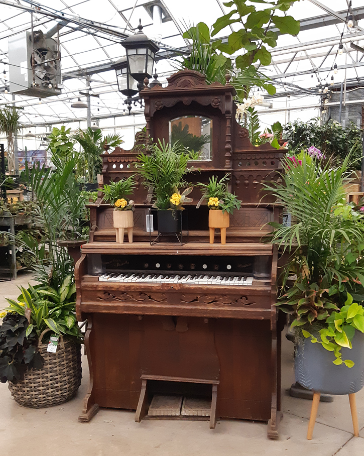 The Watering Can on Highway 8, Niagara. TravelBloggers.ca, Iain Shankland