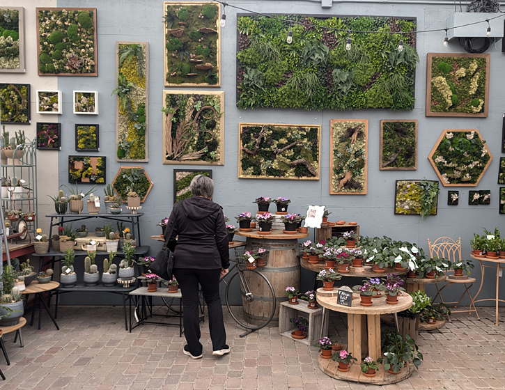 The Watering Can on Highway 8, Niagara. TravelBloggers.ca, Iain Shankland