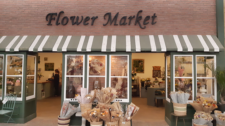 The Watering Can on Highway 8, Niagara. TravelBloggers.ca, Iain Shankland