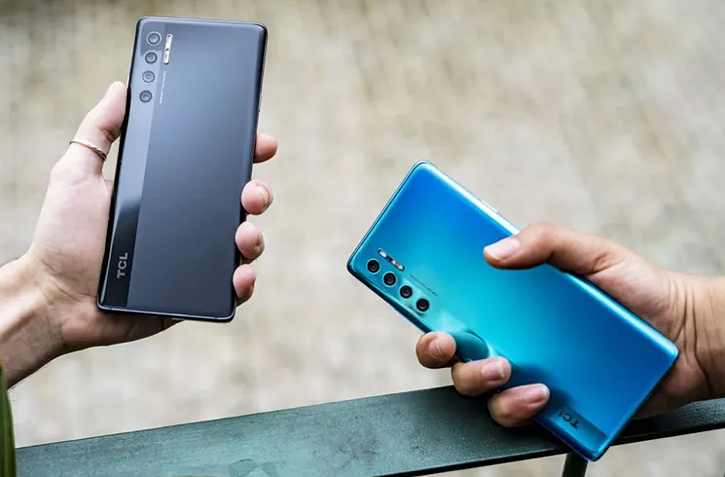 Pixel 8 Pro, TCL 20 Pro, DSLR, Camera Gear, TravelBloggers.ca, Iain Shankland, Gail Shankland